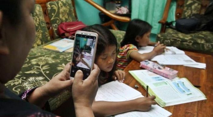 Anak-anak di daerah terpencil belajar di sekolah sederhana